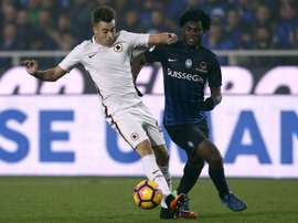 Lattaquant de lAS Rome Stephan El Shaarawy à la lutte avec le milieu de lAtalanta Franck Kessie, le 20 novembre 2016 à Bergame