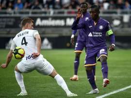 Max-Alain Gradel (d), lors du match de Ligue 1 à Amiens. AFP