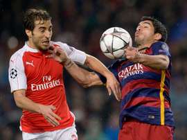 Mathieu Flamini, alors milieu d'Arsenal, à la lutte avec l'attaquant du Barça Luis Suarez. AFP