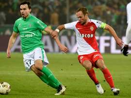 Le milieu norvégien de lAS Saint-Étienne Ole Selnaes (g) à la lutte avec lattaquant de Monaco Valère Germain, à Geoffroy Guichard, le 29 octobre 2016
