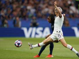Rapinoe marcou os dois gols da vitória e foi eleita a melhor em campo. AFP
