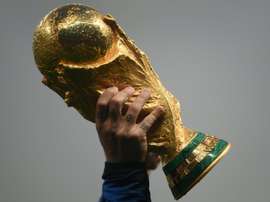 Antoine Griezman brandit le trophée de la Coupe du monde 2018 à l'issue de la finale. AFP