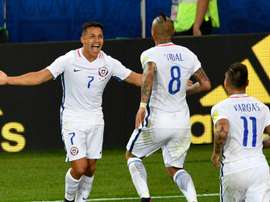 Le joie d'Alexis Sanchez, passeur, et d'Arturo Vidal, buteur, pour le Chili, contre le Cameroun. AFP