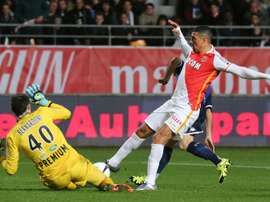 Le milieu de Monaco Nabil Dirar à la lutte avec le gardien de Troyes Paul Bernardoni. AFP