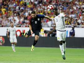 LAméricain Clint Dempsey (à gauche), le 25 juin 2016 face à la Colombie lors de la petite finale de la Copa América
