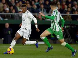 L'attaquant du Real Madrid Vinicius à la lutte avec le défenseur du Betis Séville Marc Bartra. AFP