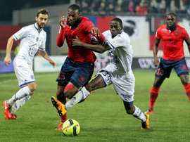 Le défenseur Mouhamadou Dabo, sous le maillot de Troyes, tacle le défenseur Alassane Touré. AFP