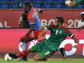 Le capitaine marocain Mehdi Benatia au duel avec l'attaquant de la RD Congo Ndombe Mubele. AFP