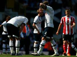 Les joueurs de Tottenham abattus à lissue de leur défaite devant leur public face à Southampton, le 8 mai 2016