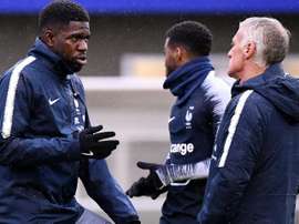 Didier Deschamps parle avec le défenseur des Bleus Samuel Umtiti. AFP