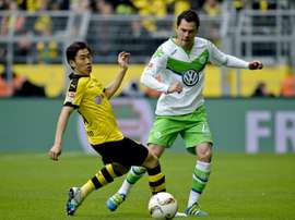 Le défenseur de Wolfsburg Marcel Schaefer à la lutte avec le milieu de Dortmund Shinji Kagawa. AFP