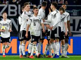Les Allemands se congratulent après le but de Leon Goretzka. AFP
