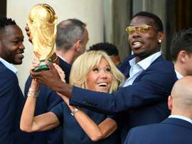Des crampons et des maillots de Pogba aux enchères. AFP