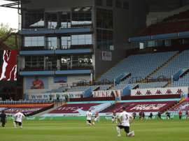Les joueurs d'Aston Villa et Sheffield mettent genou à terre. AFP