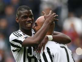 Paul Pogba (g), auteur de la passe décisive, félicite Simone Zaza, auteur du but de la victoire de la Juventus face à Carpi, le 1er mai 2016 à Turin
