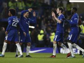 Eden Hazard félicité par ses coéquipiers de Chelsea après son tir au but décisif en Coupe. AFP