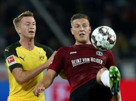 Marco Reus (g) aux prises avec le défenseur d'Hanovre Kevin Wimmer. AFP