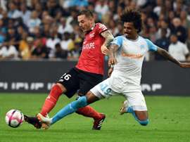 Luiz Gustavo est débordé par l'attaquant de Guingamp Nolan Roux. AFP