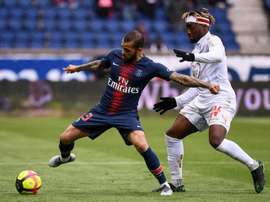 Confira cinco possíveis destinos para o lateral que anunciou sua saída do PSG. AFP