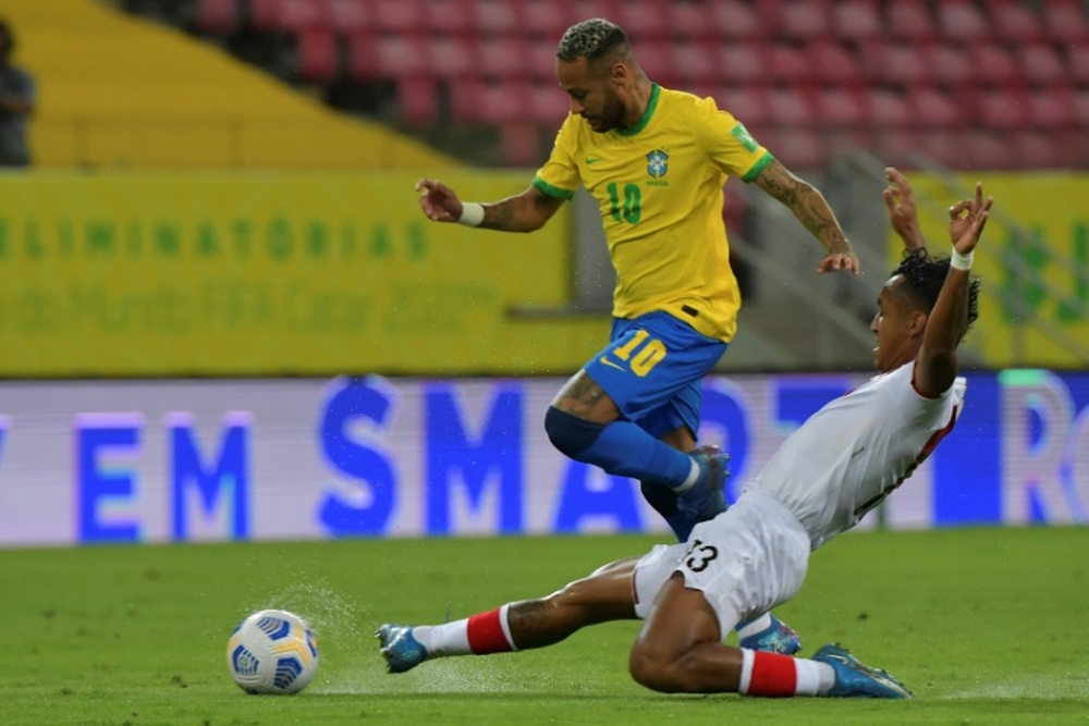 Entre recordes pela seleção brasileira e as críticas, Neymar desabafa e pede “respeito”. AFP