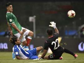 L'attaquant méxicain Raul Jiménez marque le 3e but face au Honduras. AFP