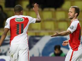 Valère Germain (d), auteur du 2e but de Monaco face à lAC Ajaccio en Coupe de France, félicité par son coéquipier Kylian Mbappé, le 6 janvier 2017 à Louis-II