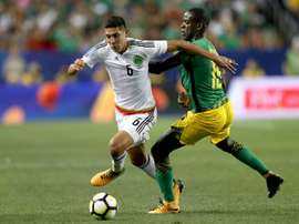 Le Mexicain Edson Alvarez à la lutte avec Je-Vaughn Watson de la Jamaïque. AFP
