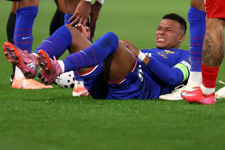Mbappé deve se recuperar a tempo para o El Clásico após susto no tornozelo