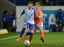 Jonathan Schmid, sous le maillot d'Hoffenheim, marqué par Florian Jungwirth de Darmstadt. AFP