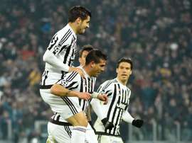 Stefano Sturaro (c) félicité par ses coéquipiers après son but égalisateur pour la Juventus face au Bayern Munich, le 23 février 2016 à Turin