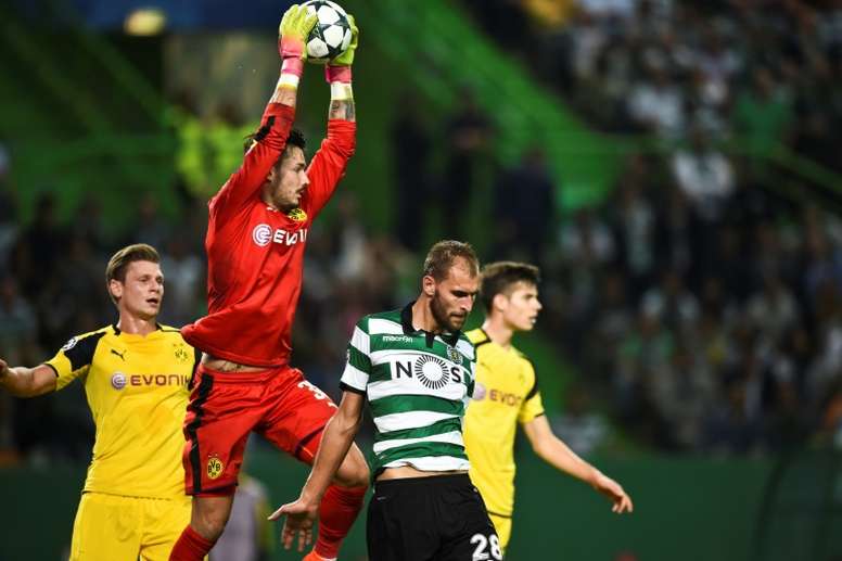 Le gardien de Dortmund Roman Burki capte un ballon face au Sporting Portugal, le 18 octobre 2016 à Lisbonne