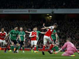 Aaron Ramsey dribble le gardien de Lincoln City Paul Farman pour marquer le 5e but d'Arsenal. AFP