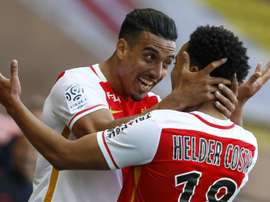 Le Monégasque Nabil Dirar fête son but contre Guingamp avec son coéquipier Helder Costa, le 30 avril 2016 à Louis-II