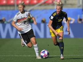 Carolin Simon (g) lors du quart de finale du Mondial féminin face à la Suède. AFP