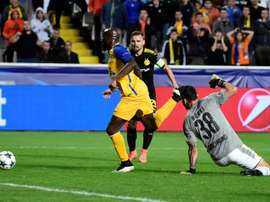 L'attaquant Mickaël Poté ouvre le score pour Apoel Nicosie face au Borussia Dortmund. AFP