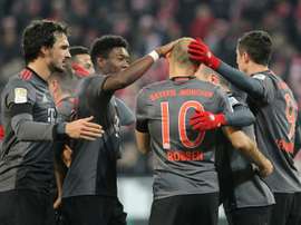 Arjen Robben congratulé par ses coéquipiers après avoir inscrit le 2e but du Bayern Munich à Mayence, le 2 décembre 2016