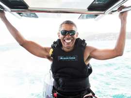 L'ex-président américain Barack Obama fait du kitesurf sur une île des Caraïbes. AFP