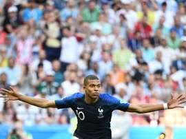 Kylian Mbappé se aproxima do fim do contrato e pode forçar venda em 2021 se não renovar. AFP