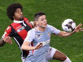 L'attaquant argentin de Monaco, Guido Carrillo et le défenseur brésilien de Nice, Dante. AFP