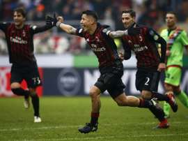 Lattaquant Giacomo Lapadula (c) inscrit le but de la victoire pour lAC Milan face à Crotone à San Siro, le 4 décembre 2016
