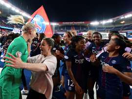 Les joueuses du PSG se congratulent après leur victoire contre le Bayern Munich. AFP