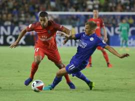 Albrighton ha visto mejorado su contrato. AFP