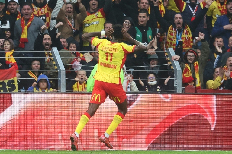 Lens entra na briga pela liderança