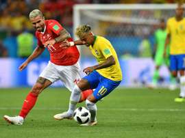 Behrami à la lutte avec l'attaquant vedette du Brésil Neymar. AFP
