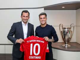 : La recrue du Bayern Philippe Coutinho avec le directeur sportif du club Hasan Salihamidzic. AFP