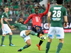 Yann MVila (g) à la lutte avec le mileu de Lille Yves Bissouma. AFP