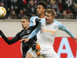 Mijat Gacinovic (g) à la lutte avec les Marseillais Boubacar Kamara. AFP