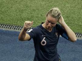 La capitaine des Bleues Amandine Henry quitte la pelouse du Parc des Princes après la défaite. AFP