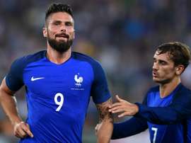 Giroud fue uno de los encargados de arruinar el debut de Ventura al frente de Italia. AFP