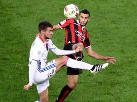 Le défenseur lyonnais Emanuel Mammana (g) à la lutte avec Younès Belhanda en Ligue 1, à lAllianz Riviera, le 14 octobre 2016